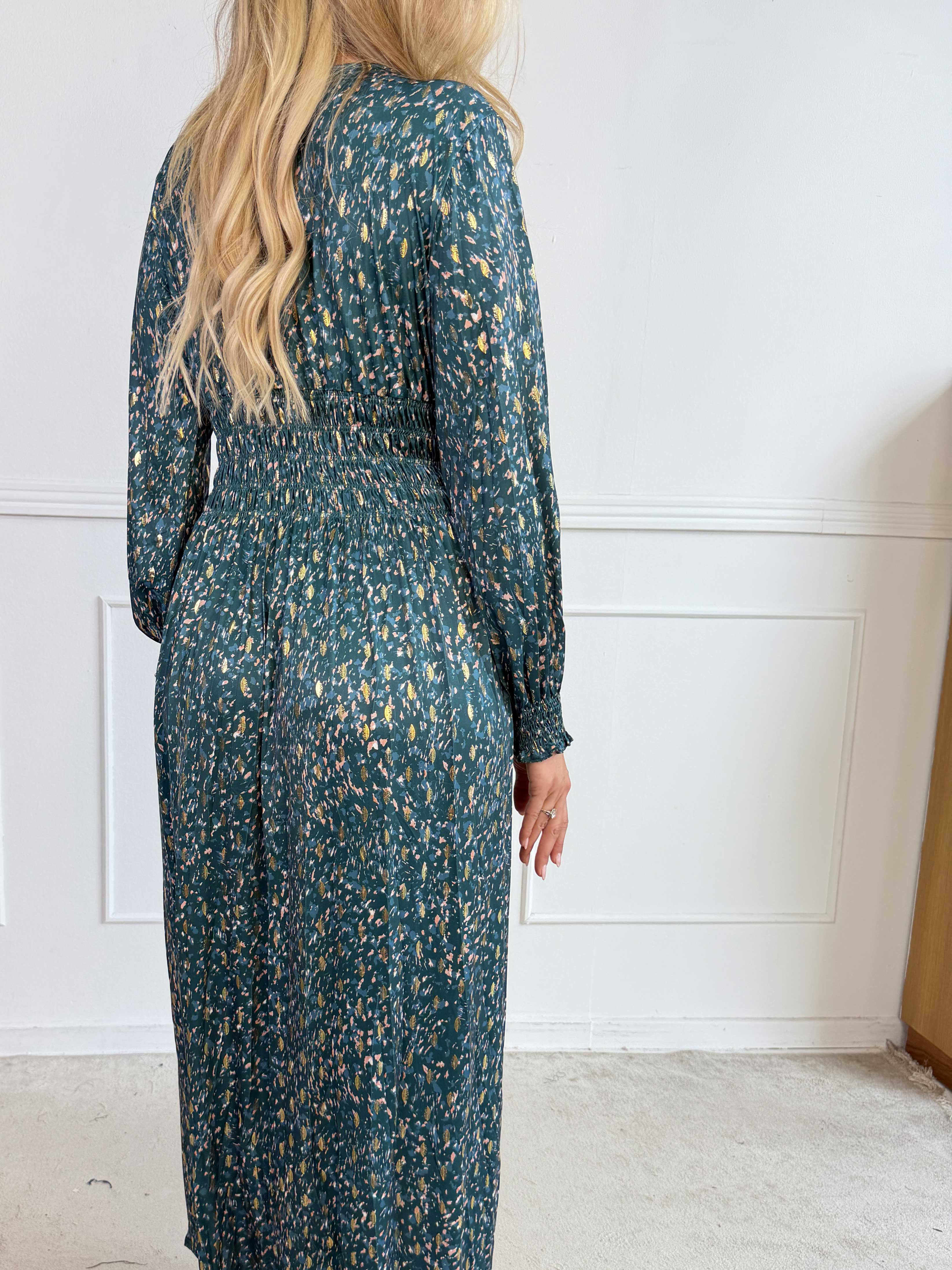 Pams Speckle L/S - Smuk kjole med farverigt mønster og elegante gulddetaljer